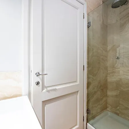 In Pz. Michelangelo: Due Con Due Bagni * Florence