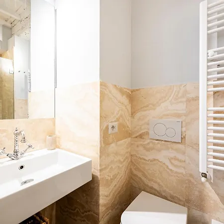 In Pz. Michelangelo: Due Con Due Bagni Apartment *