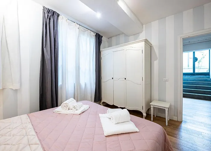 In Pz. Michelangelo: Due Con Due Bagni Appartement